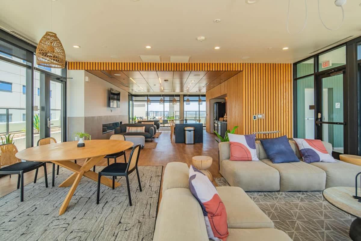 Апартаменты Detailed 2Bd, Highrise Dt, Pool, Gym, Parking, Sleeps 8 Феникс Экстерьер фото