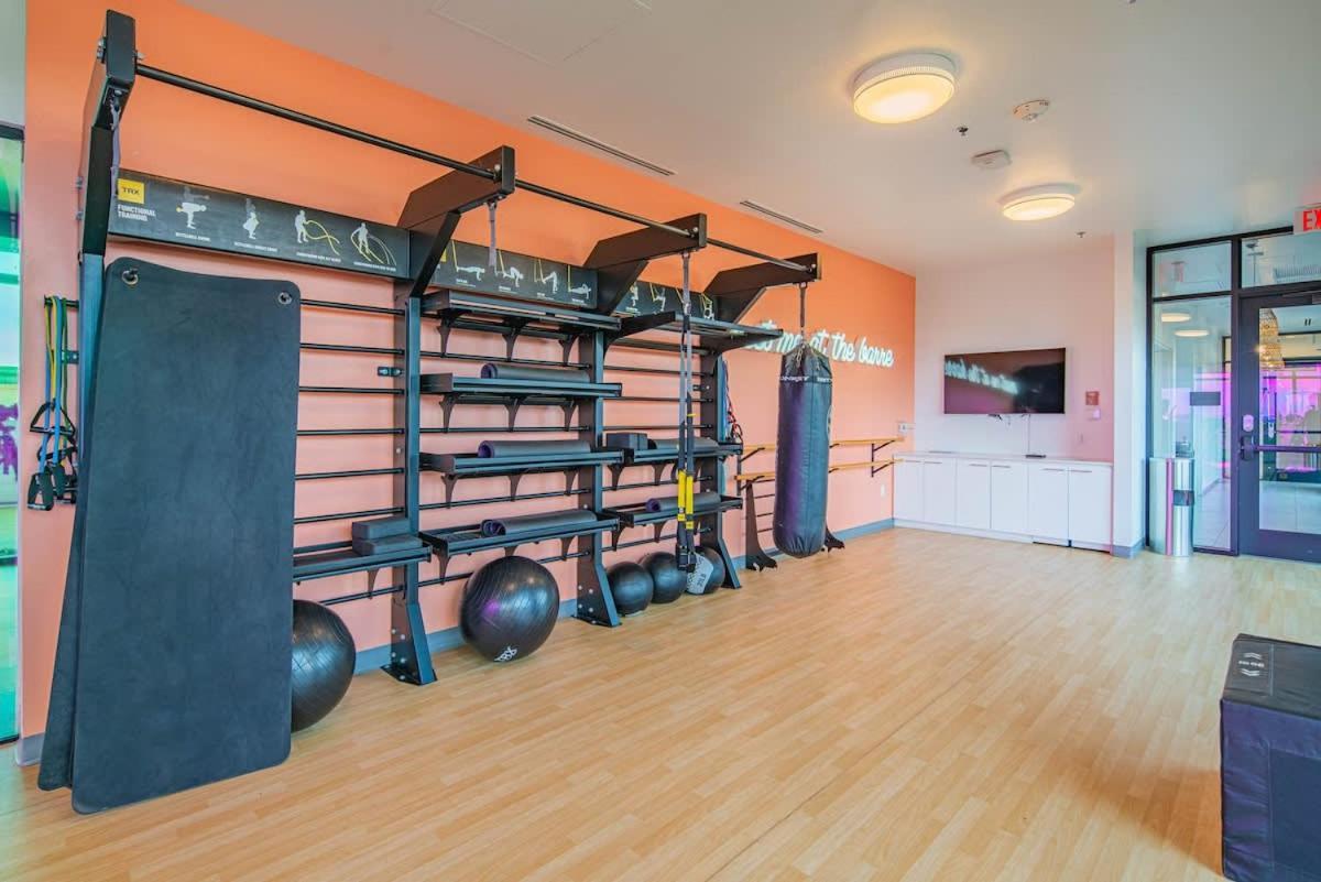 Апартаменты Detailed 2Bd, Highrise Dt, Pool, Gym, Parking, Sleeps 8 Феникс Экстерьер фото